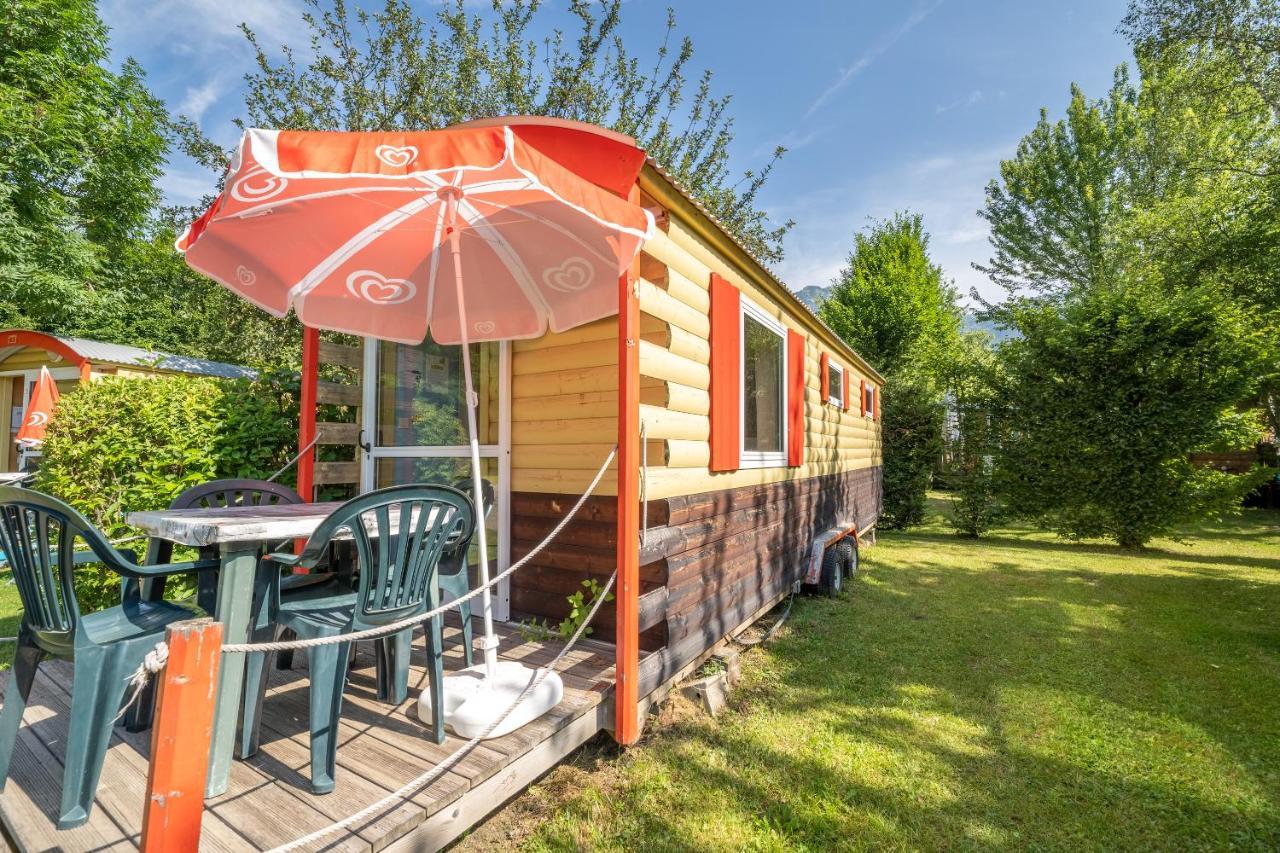 ホテル Camping Le Colporteur Le Bourg-dʼOisans エクステリア 写真