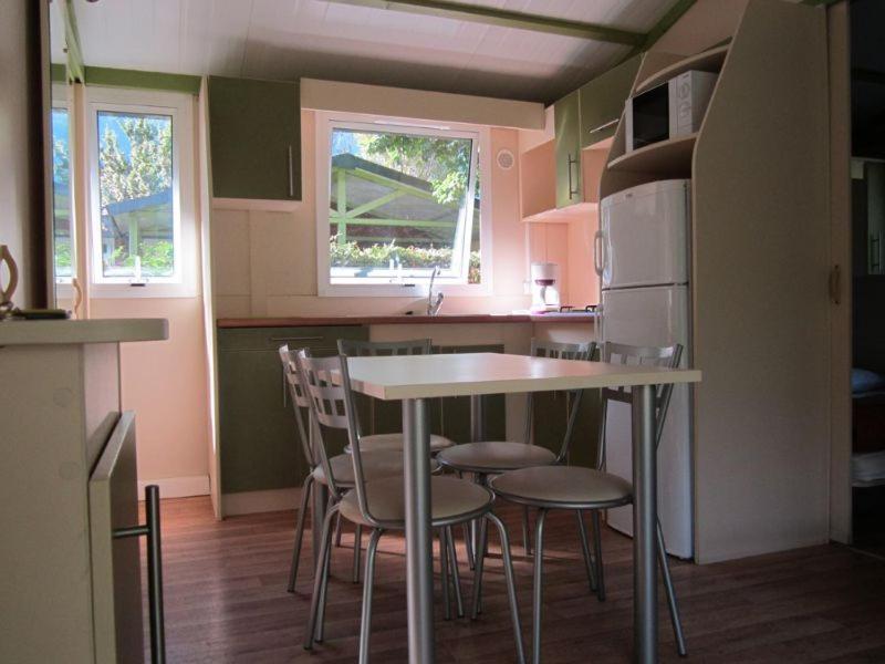ホテル Camping Le Colporteur Le Bourg-dʼOisans エクステリア 写真