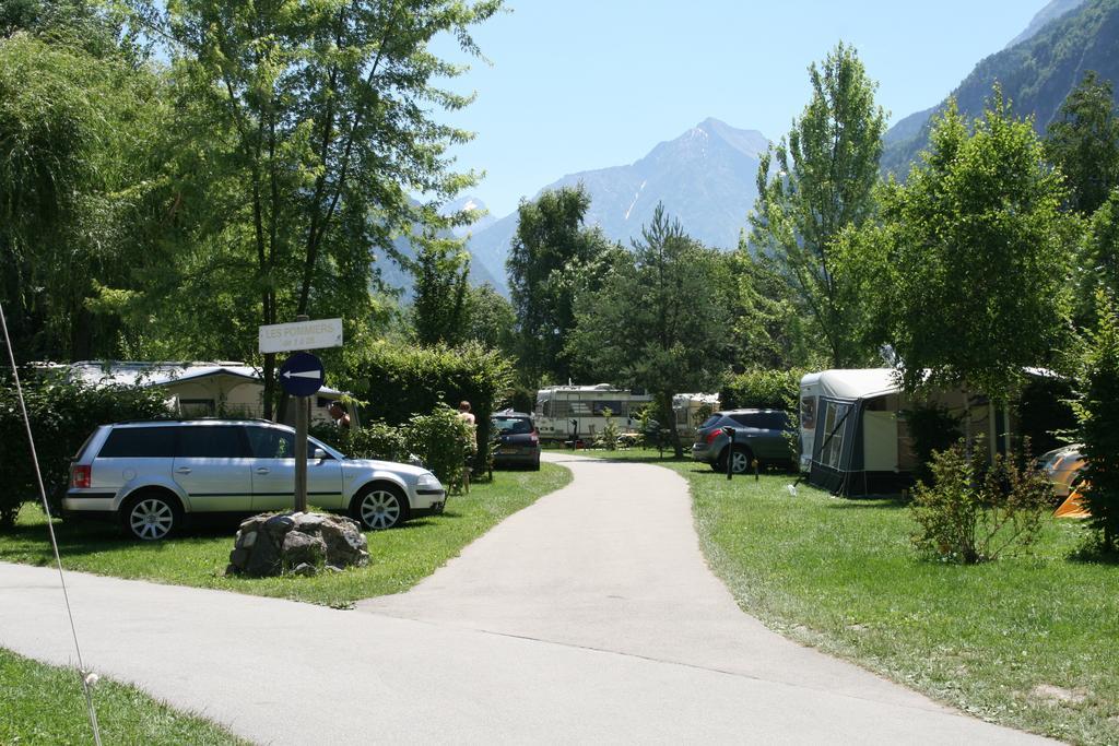 ホテル Camping Le Colporteur Le Bourg-dʼOisans エクステリア 写真