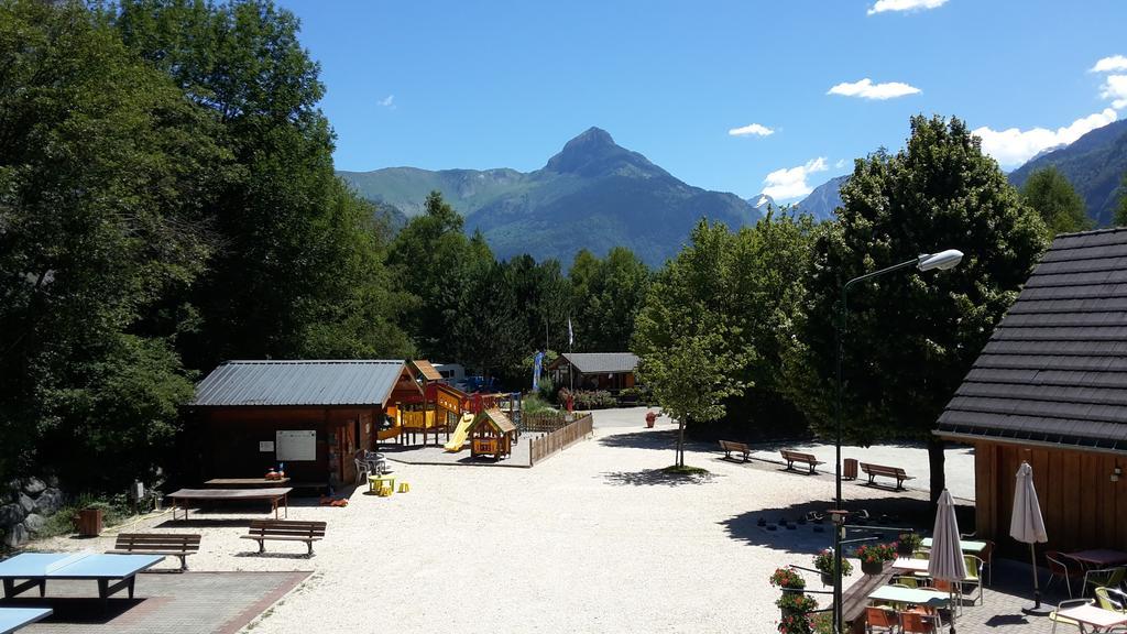 ホテル Camping Le Colporteur Le Bourg-dʼOisans エクステリア 写真
