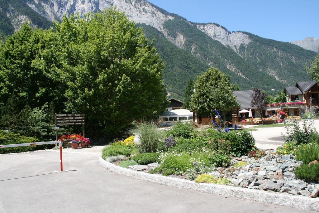 ホテル Camping Le Colporteur Le Bourg-dʼOisans エクステリア 写真
