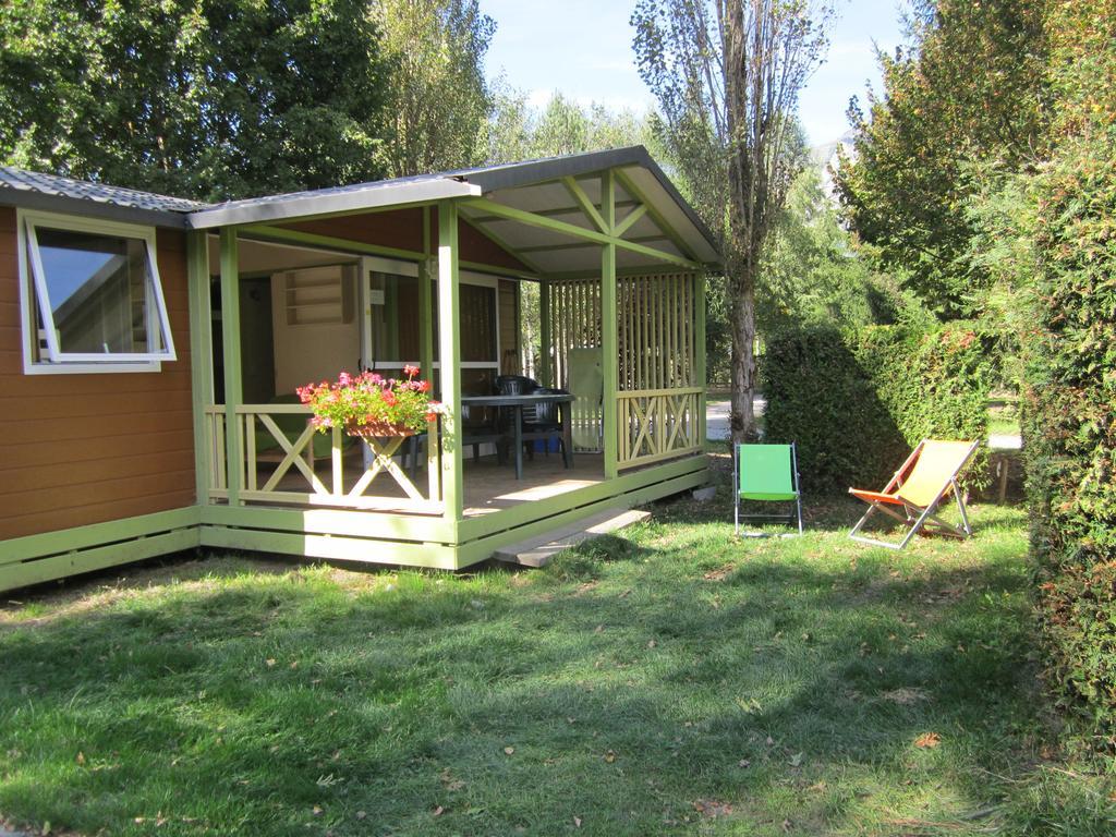 ホテル Camping Le Colporteur Le Bourg-dʼOisans エクステリア 写真