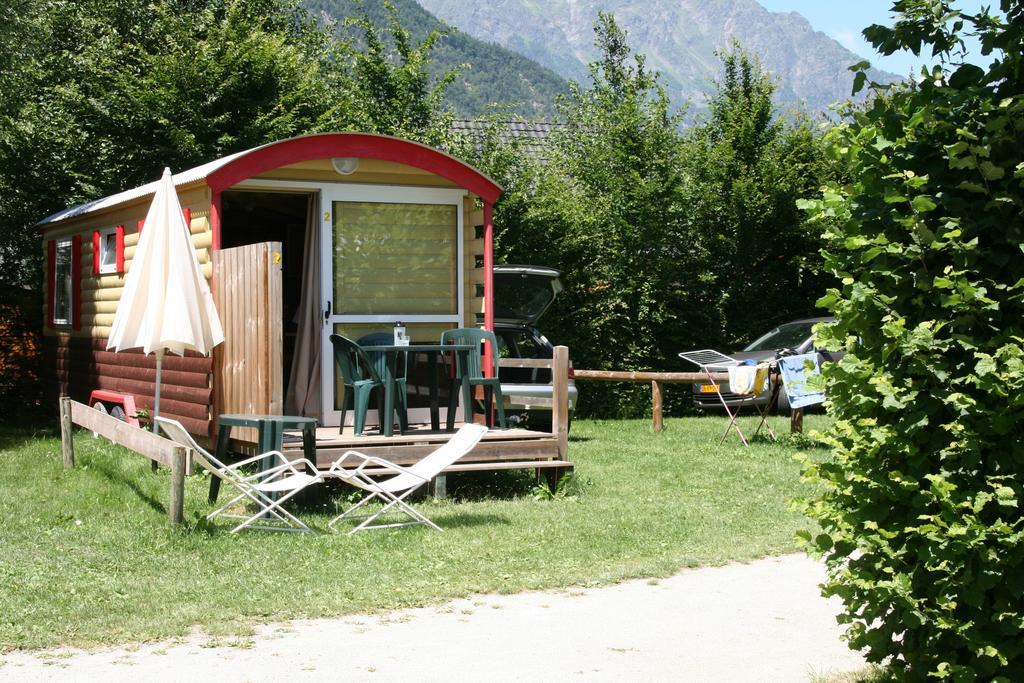 ホテル Camping Le Colporteur Le Bourg-dʼOisans エクステリア 写真