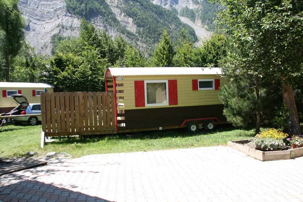 ホテル Camping Le Colporteur Le Bourg-dʼOisans エクステリア 写真