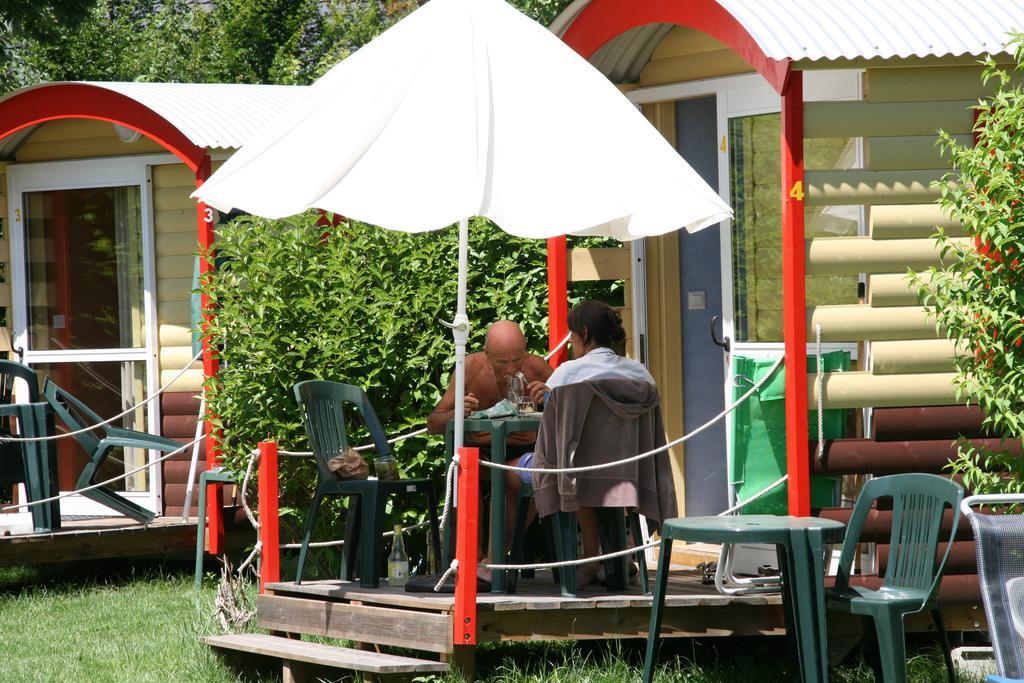 ホテル Camping Le Colporteur Le Bourg-dʼOisans エクステリア 写真