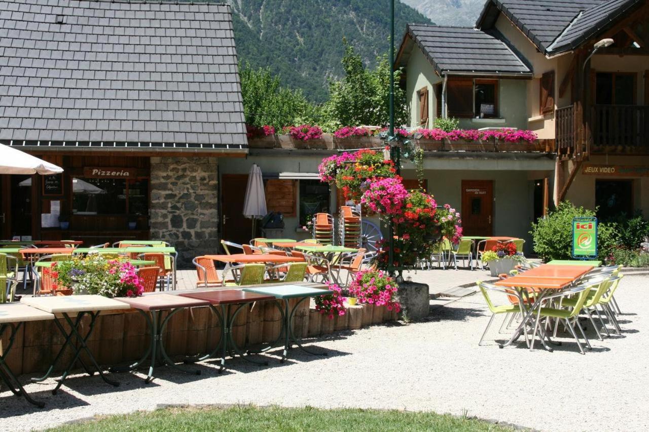ホテル Camping Le Colporteur Le Bourg-dʼOisans エクステリア 写真