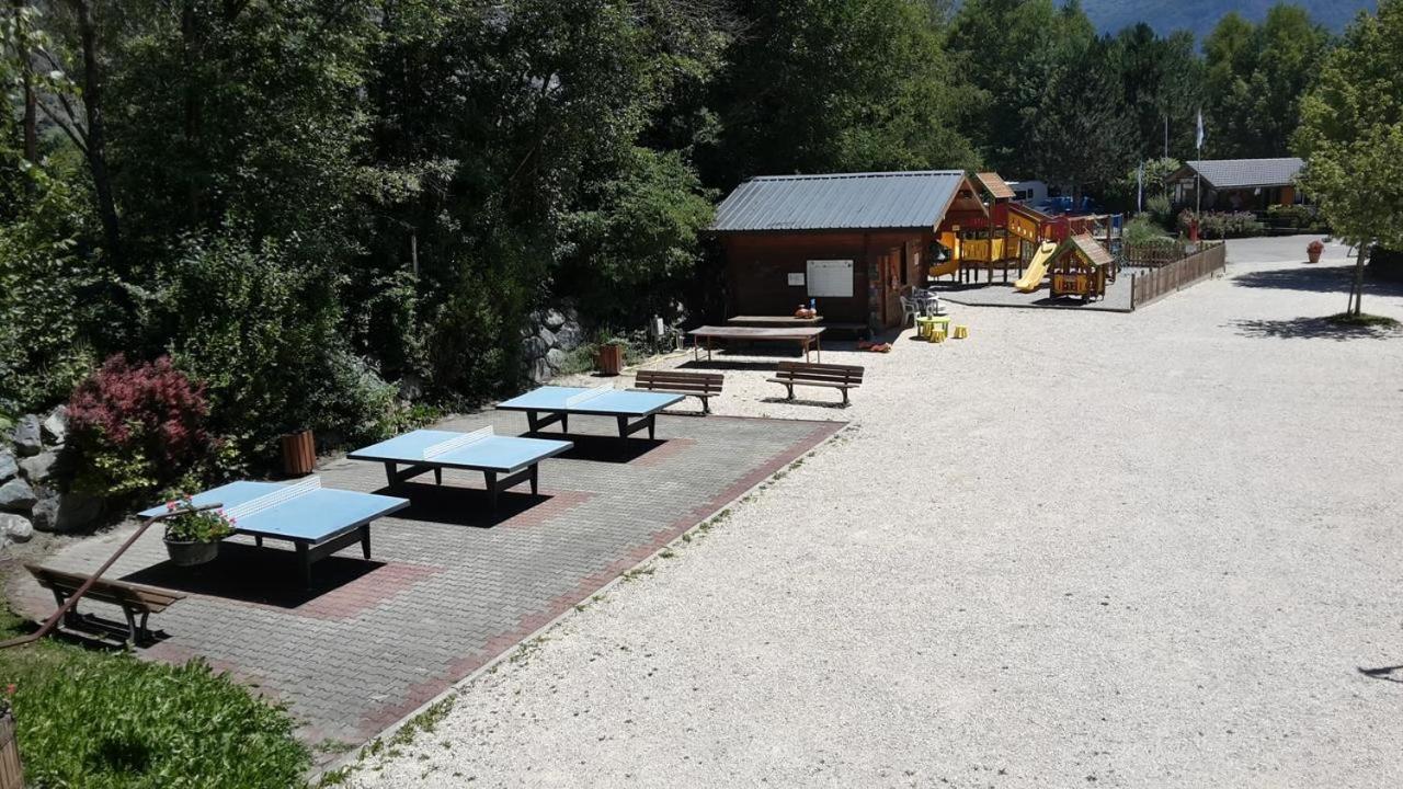 ホテル Camping Le Colporteur Le Bourg-dʼOisans エクステリア 写真